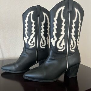 Altar’d State black and white mid calf western boots. Good as new 🖤🤍